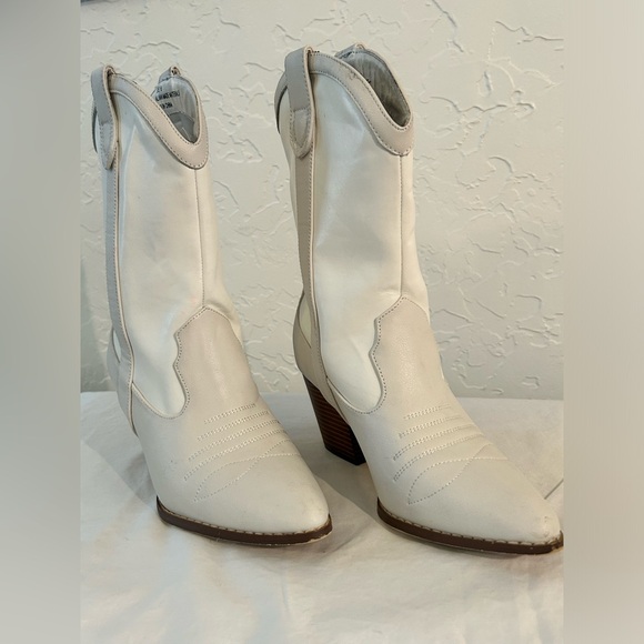 White pointed toe mid calf western boots. Size 6. EUC. Worn 1x. - Picture 3 of 12